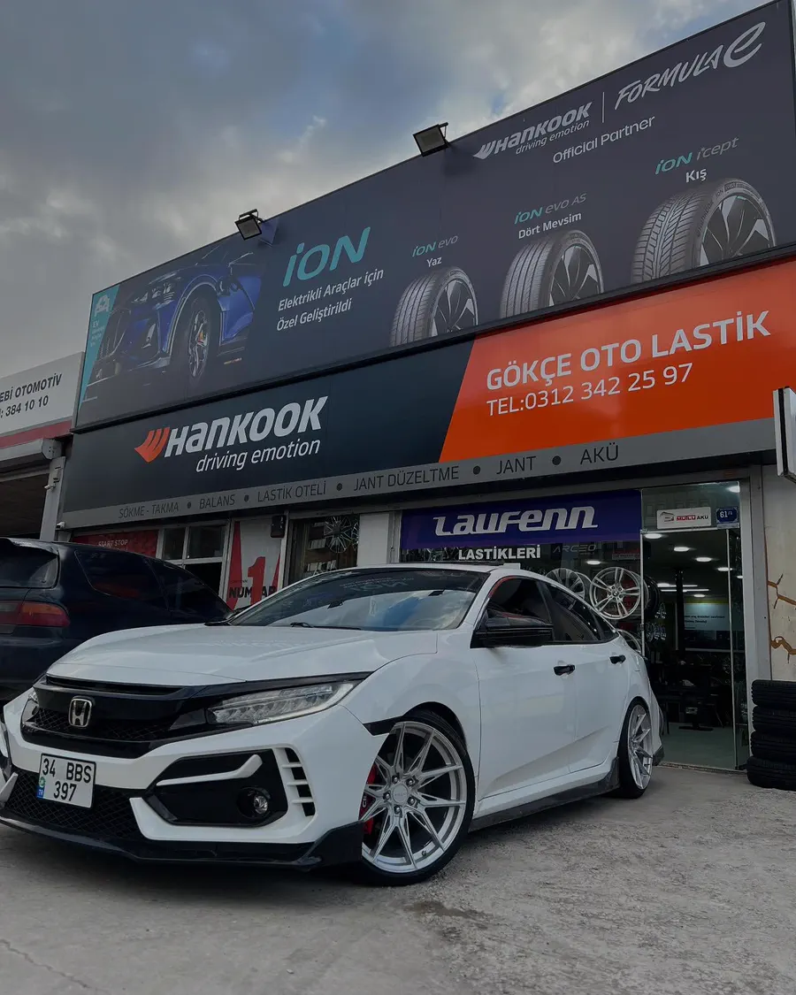 Modifiyeli Honda Civic, geniş jantlarla