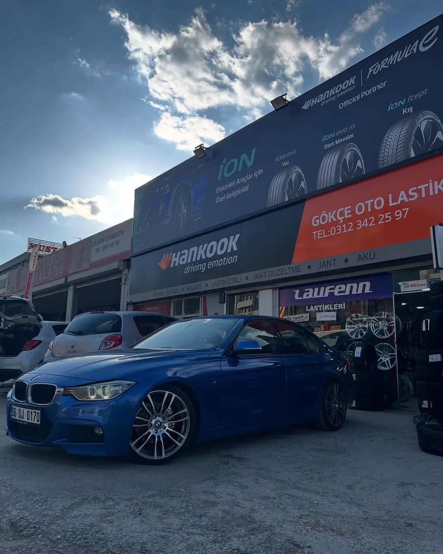 Mavi BMW 3 serisi, gün batımında