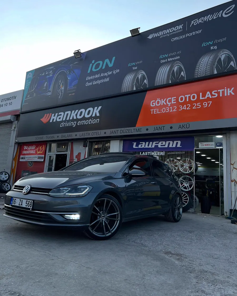 VW Golf, alacakaranlıkta dükkan önünde