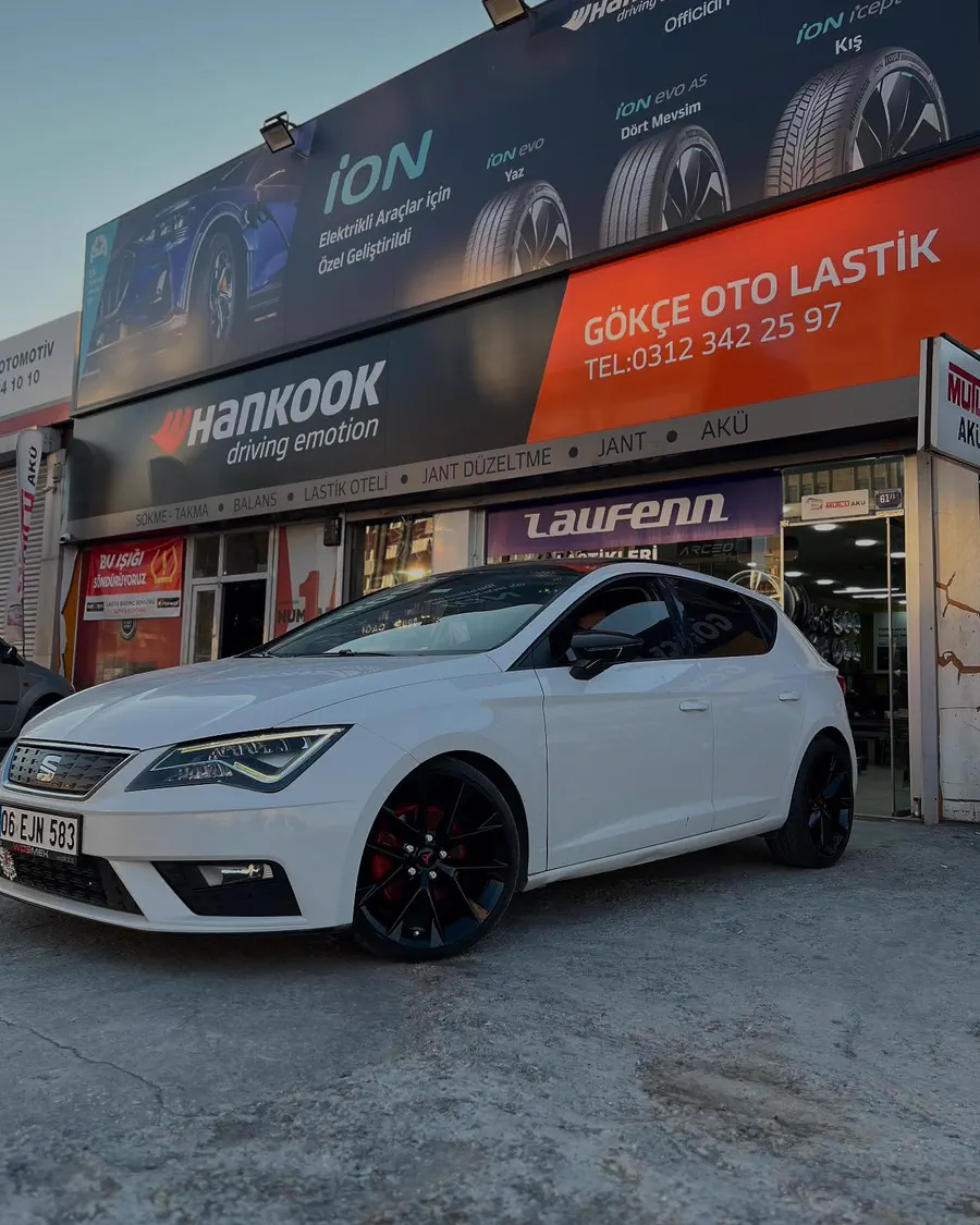 Seat Leon, akşam saatlerinde