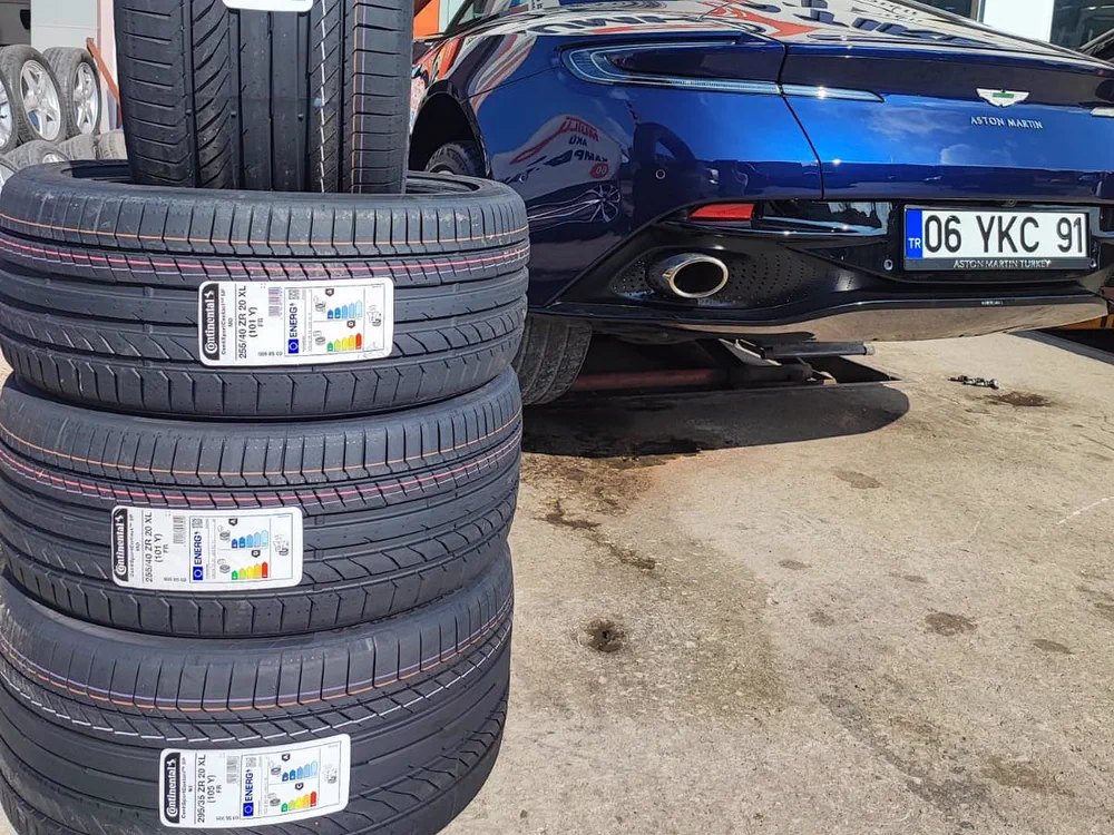 Continental ContiSportContact lastik istifi, arka planda Aston Martin DB11