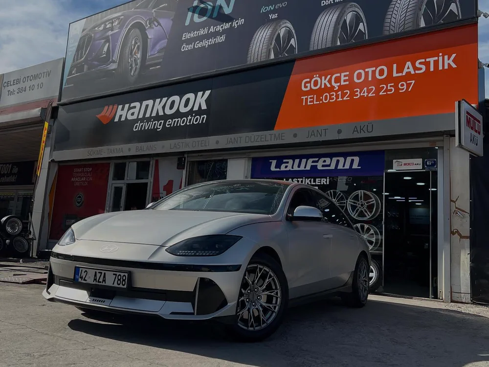 Hyundai Ioniq 6 elektrikli araç, Gökçe Oto Lastik önünde Hankook iON tabelası ile