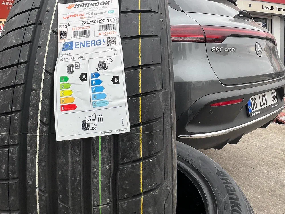 Hankook Ventus S1 evo3 EV lastiği yakın çekim, arka planda Mercedes EQC