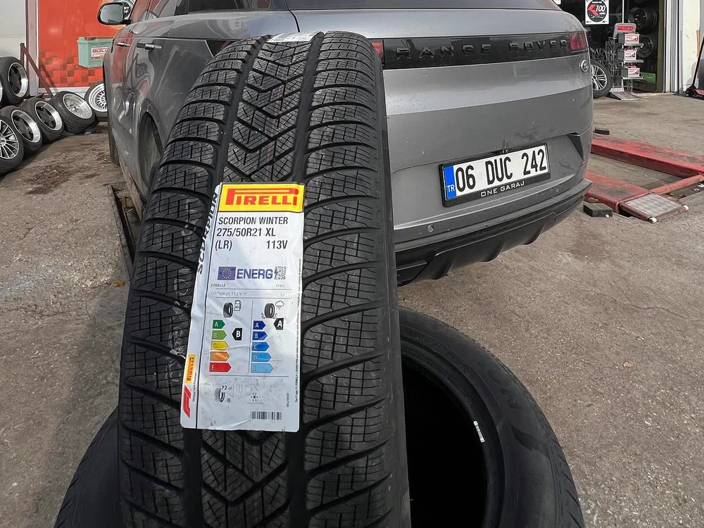 Pirelli kış lastiği ve arka planda Range Rover